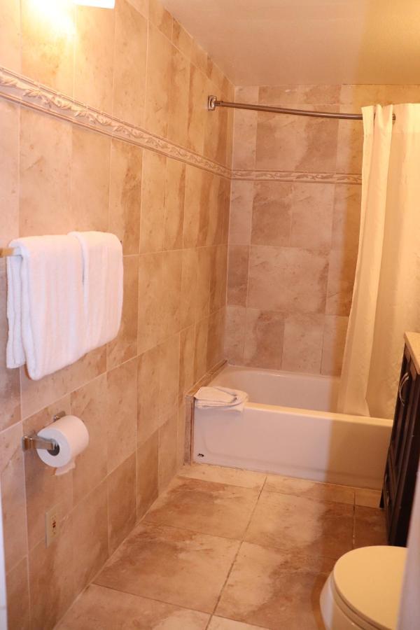 On Hollywood Beach - Affordable Two Bedrooms Sleeps 6 With Two Bathrooms Dania Beach Esterno foto